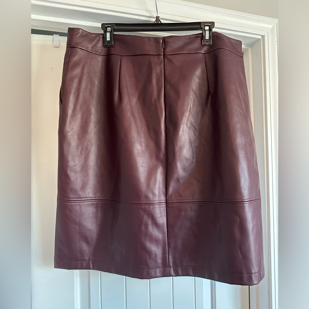 Women’s‎ Liz Claiborne 14W Burgundy Wine Faux Leather Skirt - Picture 4 of 11